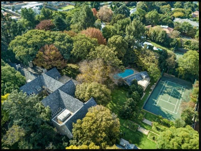 Sophisticated 7 bedroom Family house for sale in Bryanston