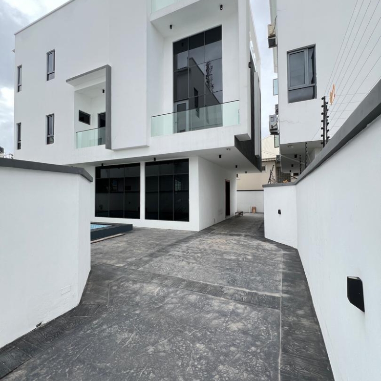 Exquisite 5 Bedroom House For Sale in Lekki Phase 1, Lagos