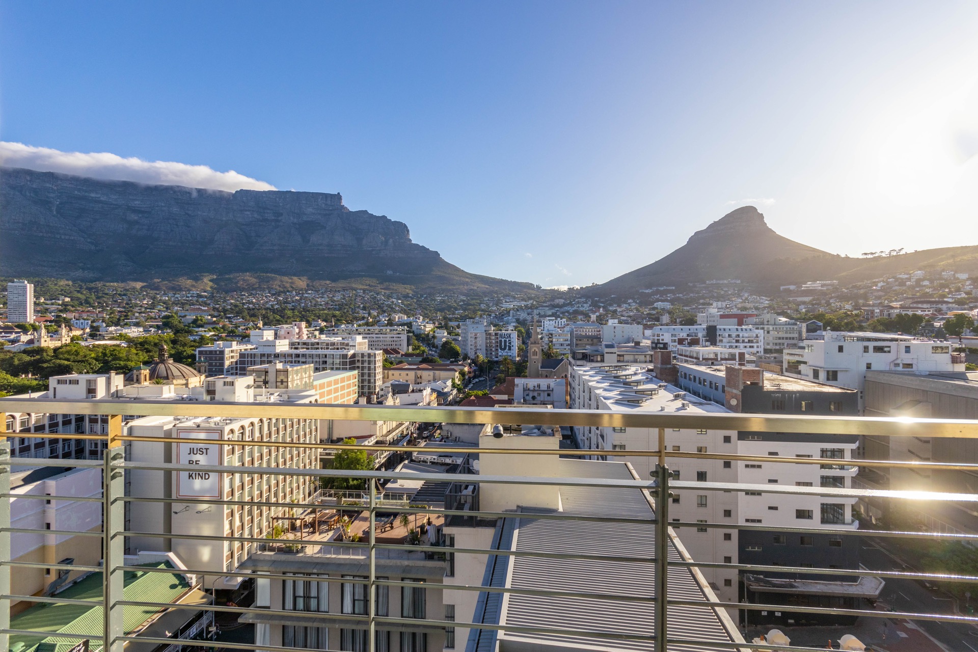 Ultra-Modern 2 Bedroom Apartment For Sale in Cape Town City Centre, Cape Town