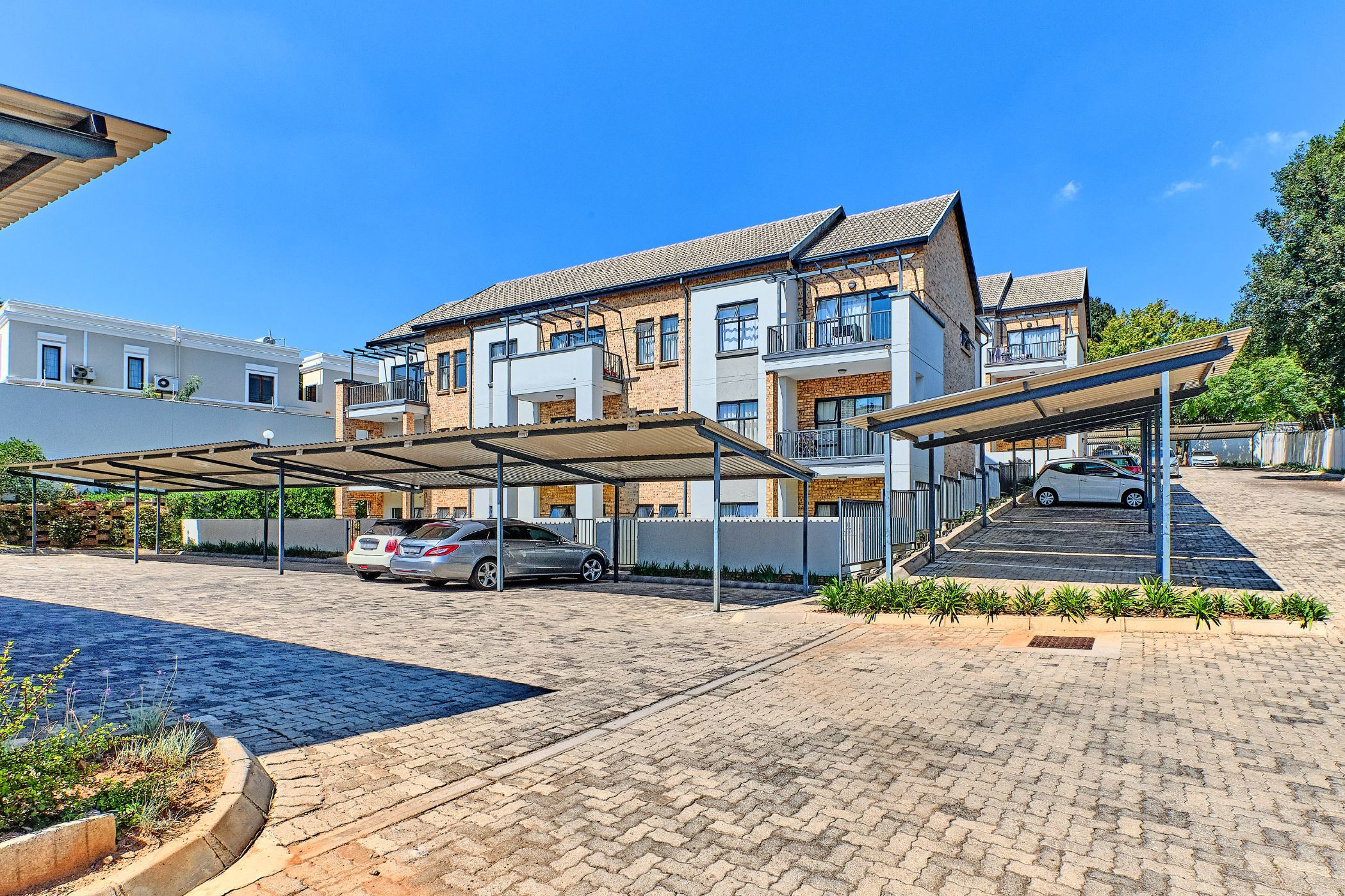 Beautiful 2 Bedroom Apartment For Sale in Hyde Park, Sandton