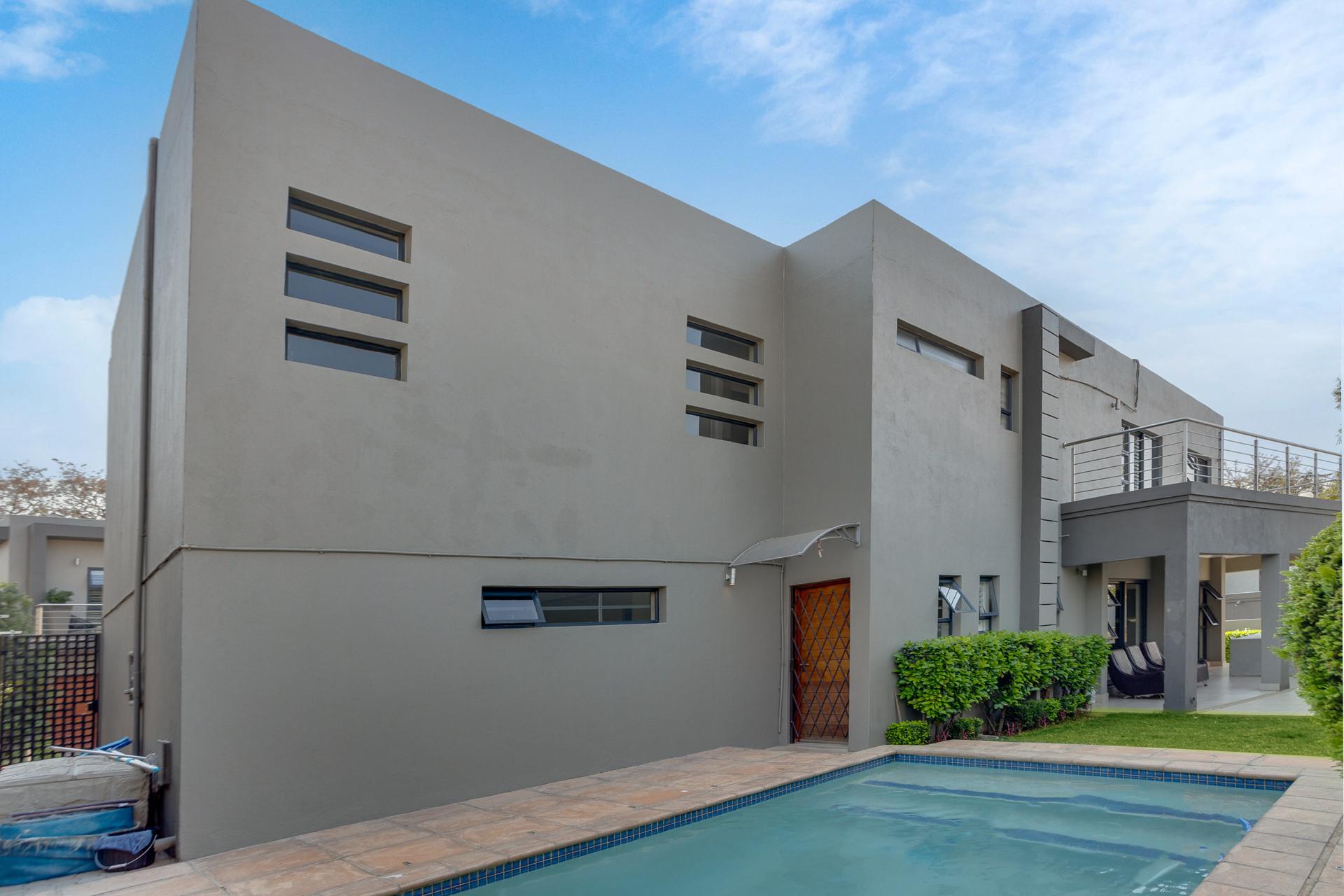 Modern Executive 3 Bedroom Townhouse For Rent in Bryanston