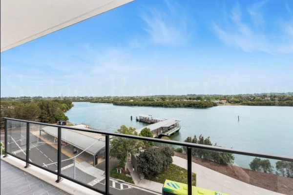 Spectacular 2 Bedroom apartment with stunning Waterfront view