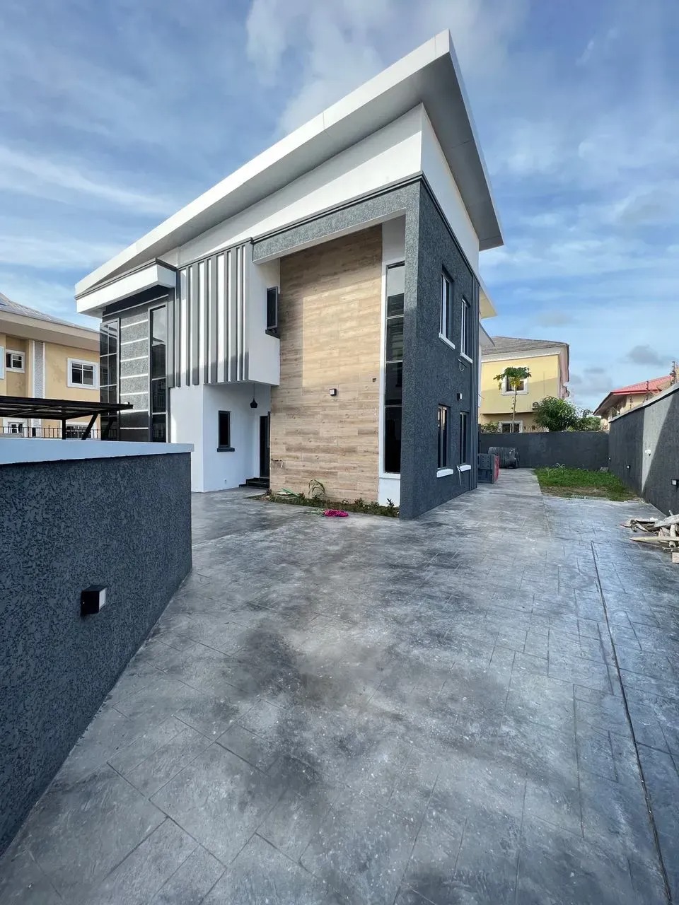 Stunning 4 Bedroom House For Sale in VGC, Lagos