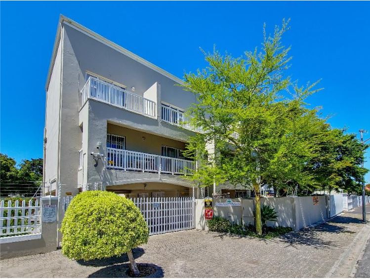 Spacious 2 Bedroom Apartment For Sale in Wynberg Upper