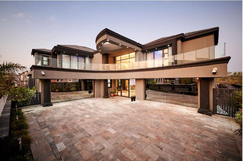 A Breathtaking And Gorgeous 7 Bedroom Mansion For Sale in Blue Valley Golf Estate