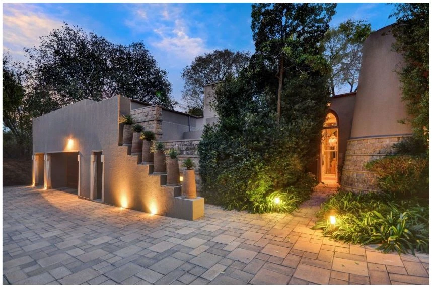 Stunning and Luxurious 4 Bedroom House For Sale in Hyde Park