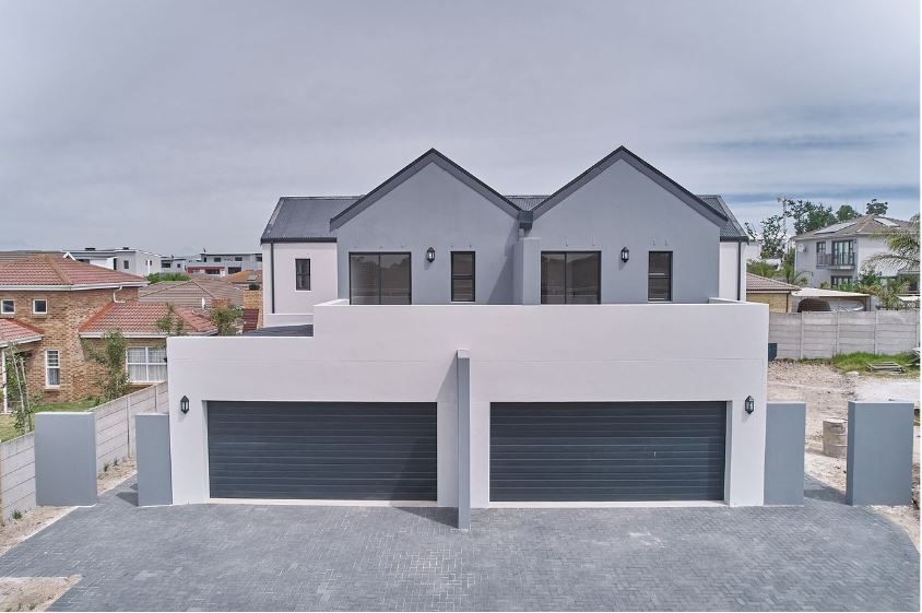 Luxurious 3 Bedroom Sectional Title For Sale in Langeberg Heights