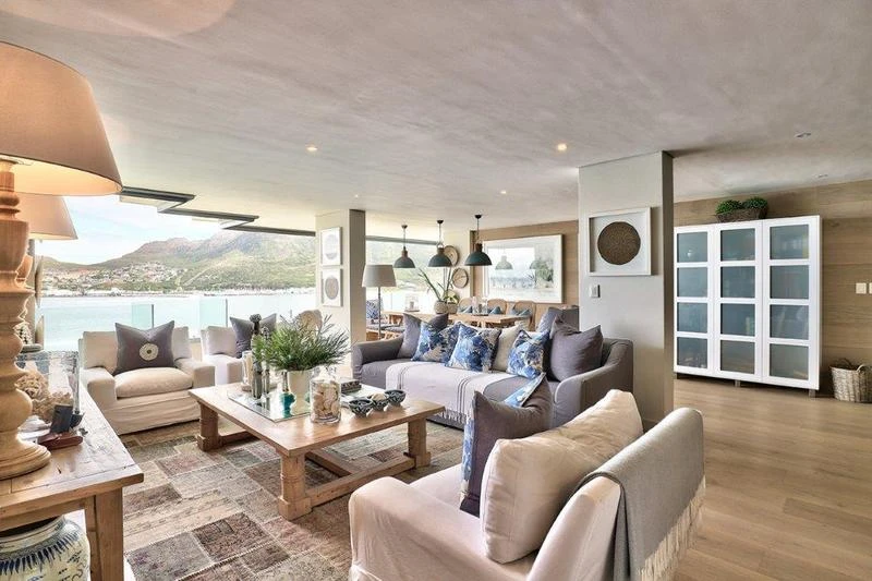 Oceanside Apartment For Sale in Hout Bay, Cape Town