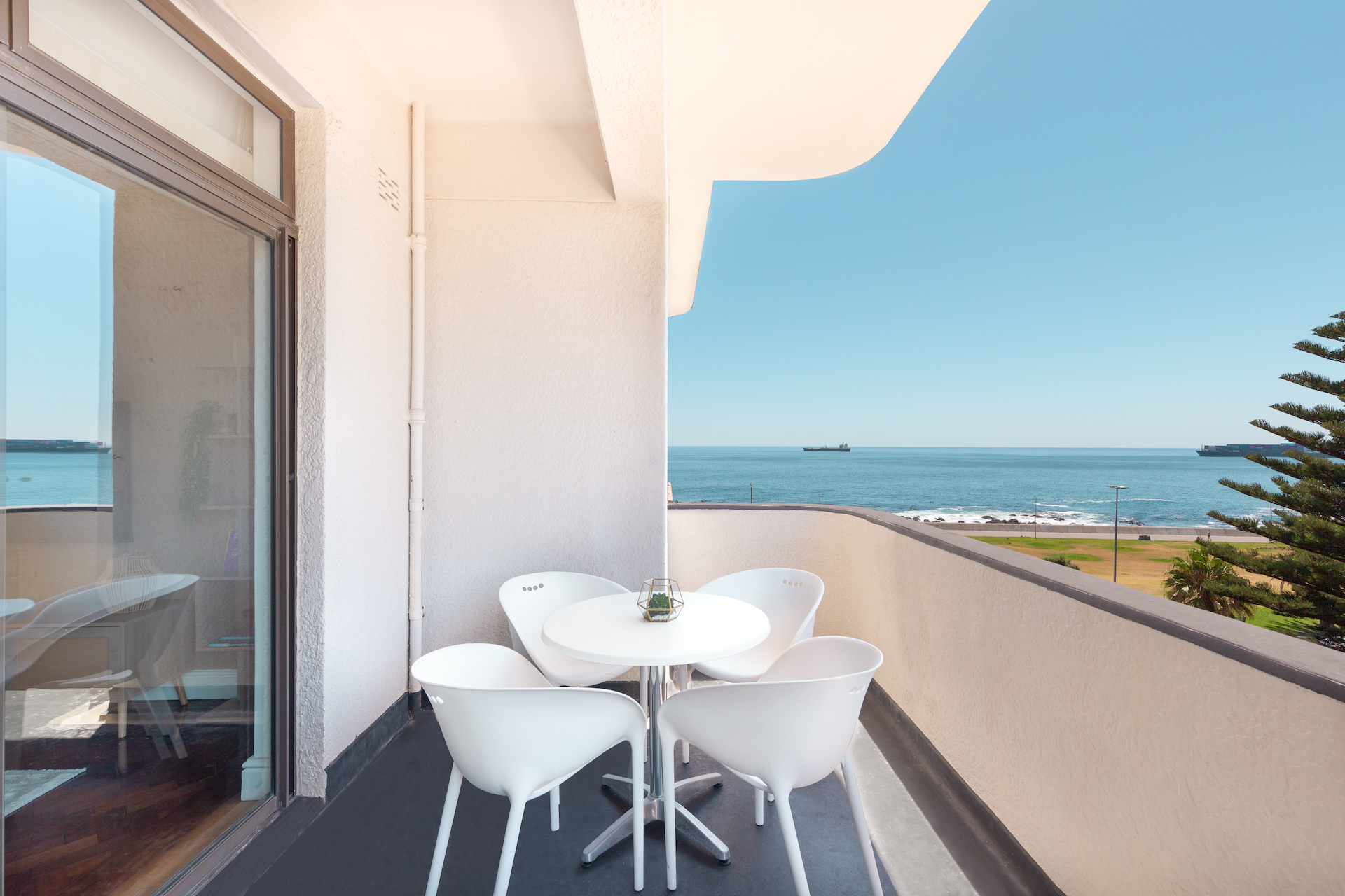 Spacious Fully Furnished 2 Bedroom Apartment For Rent in Sea Point, Cape Town
