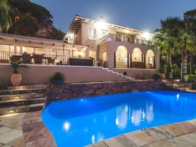 4 Bedroom Riviera Style Villa To Let in Camps Bay