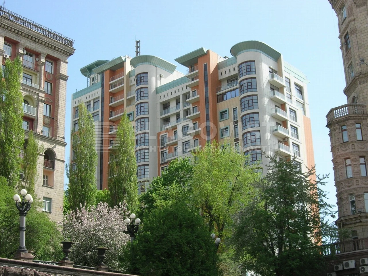 Продается квартира 3-х комнатная Крещатик ул. 27б Киев 
