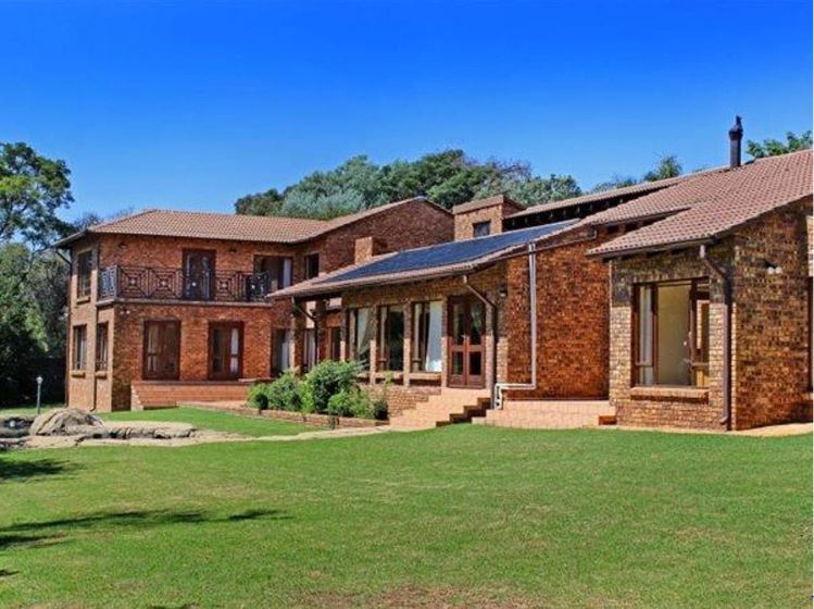 Spacious 6 Bedroom Family House For Sale in Bryanston