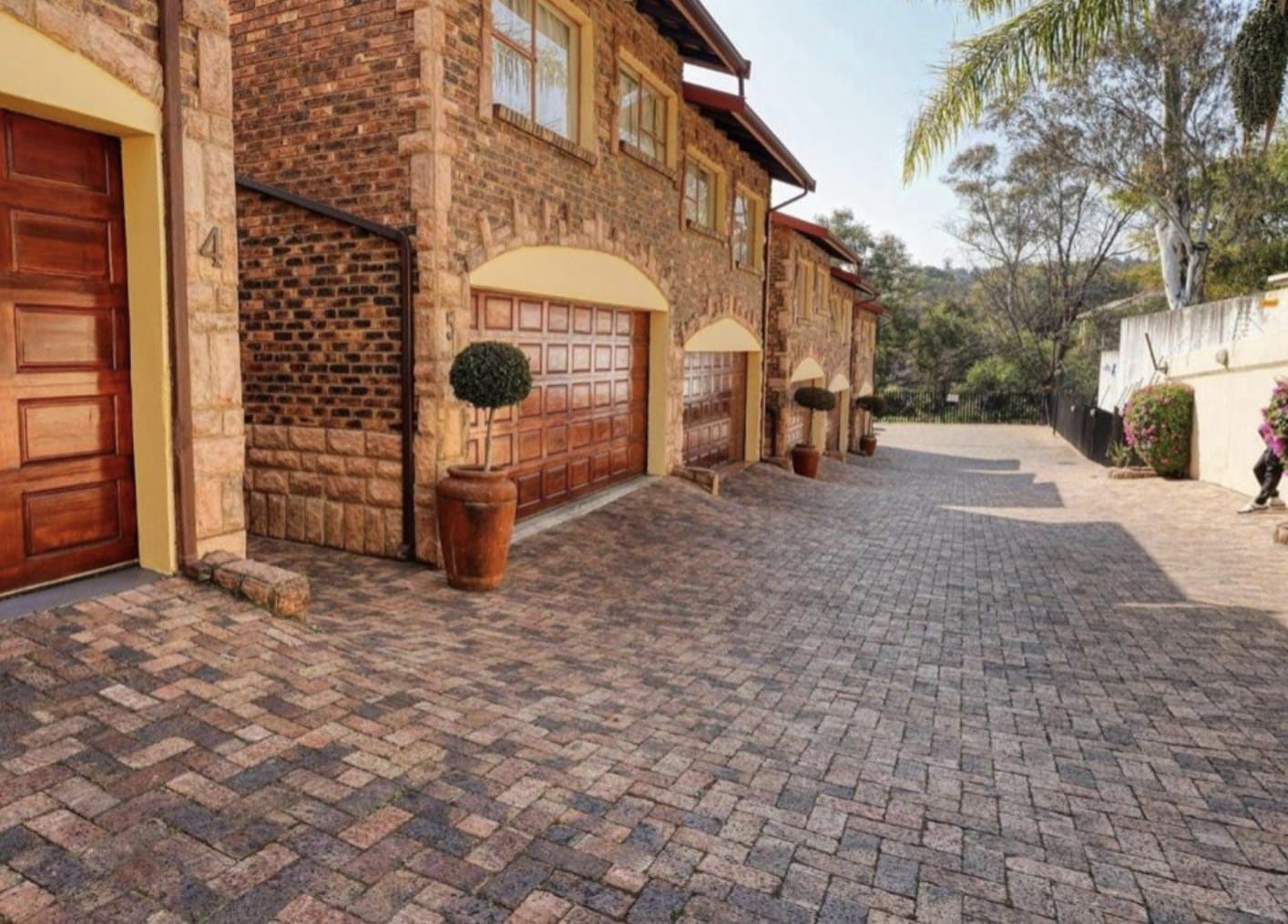 Stylish & Classic 4 Bedroom Townhouse For Sale in Rivonia