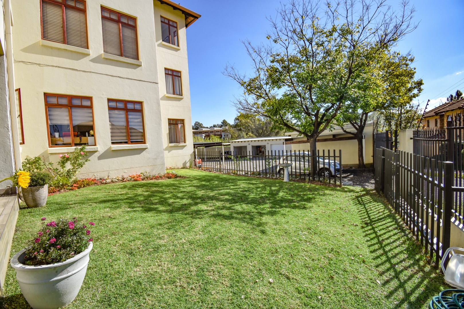 Beautiful Newly Renovated 2 Bedroom Apartment For Sale in Paulshof, Sandton