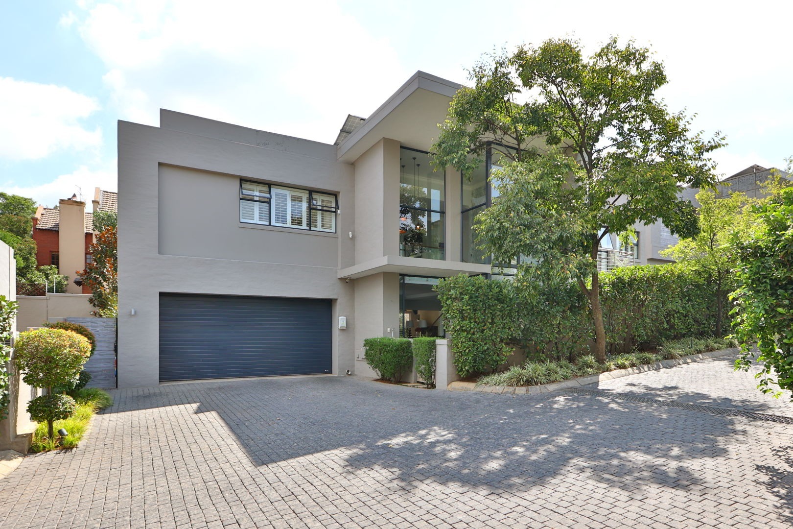 Modern Contemporary 3 Bedroom House For Sale in Hyde Park