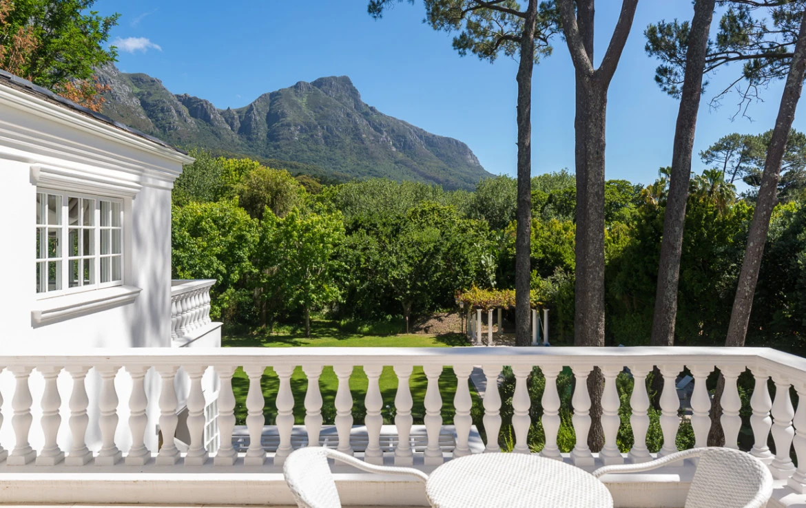 Magnificent Mountain Views 5 Bedroom House For Sale in Bishopscourt