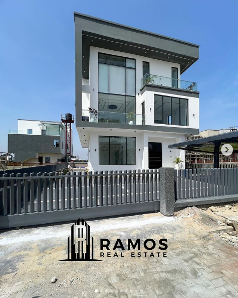 State-of-The-Art 5 Bedroom House For Sale in Osapa, Lekki Lagos