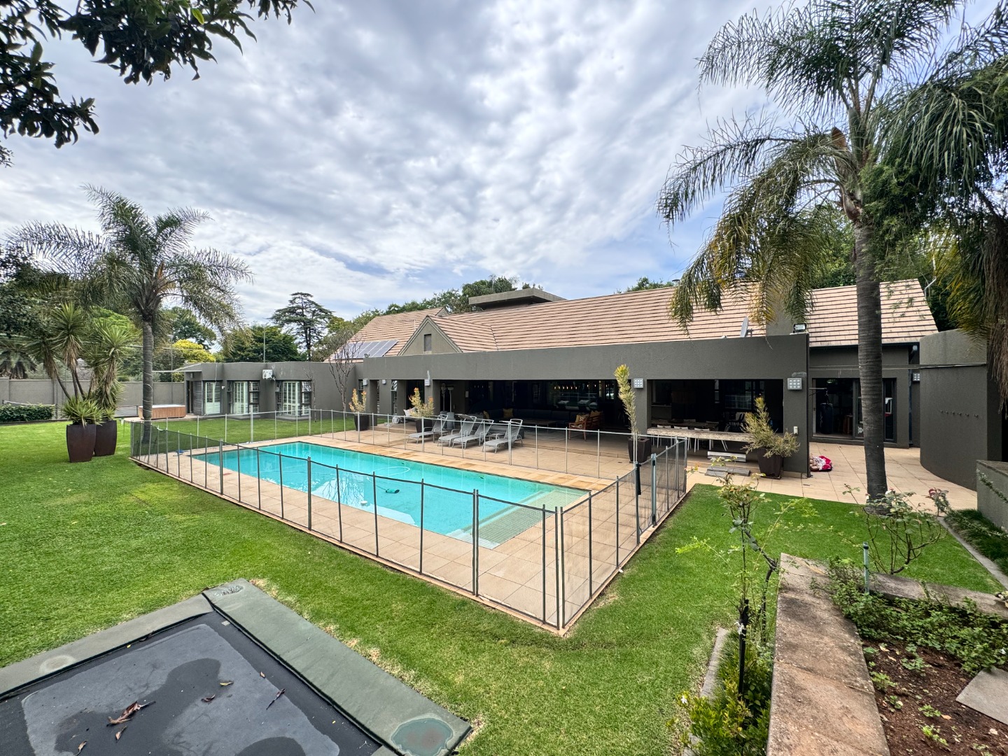 Beautiful 5 Bedroom House For Sale in Illovo