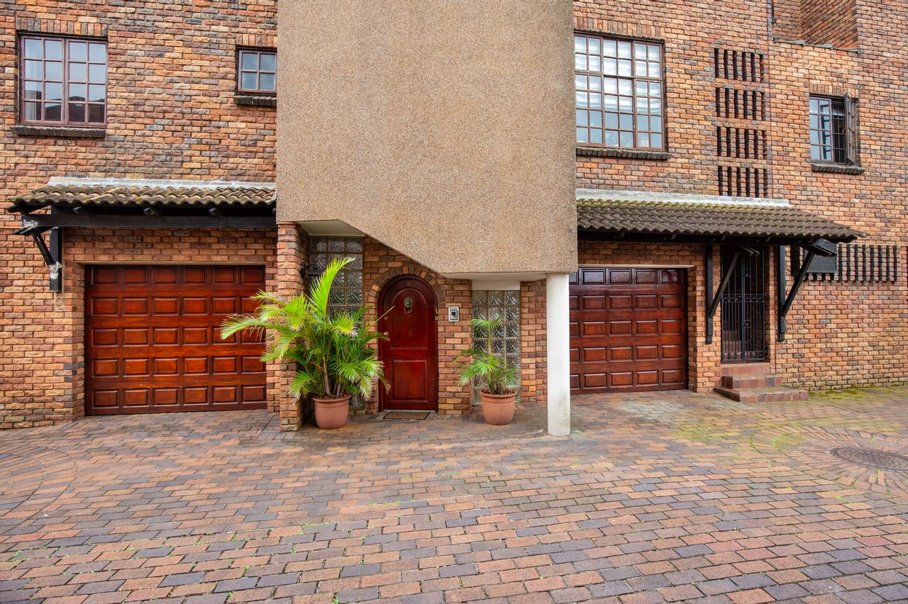 Immaculate 3 Bedroom Townhouse For Sale in Essenwood