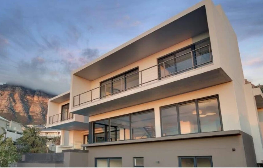 Nueva Casa de 5 Recámaras de Diseño Moderno en Venta en Camps Bay