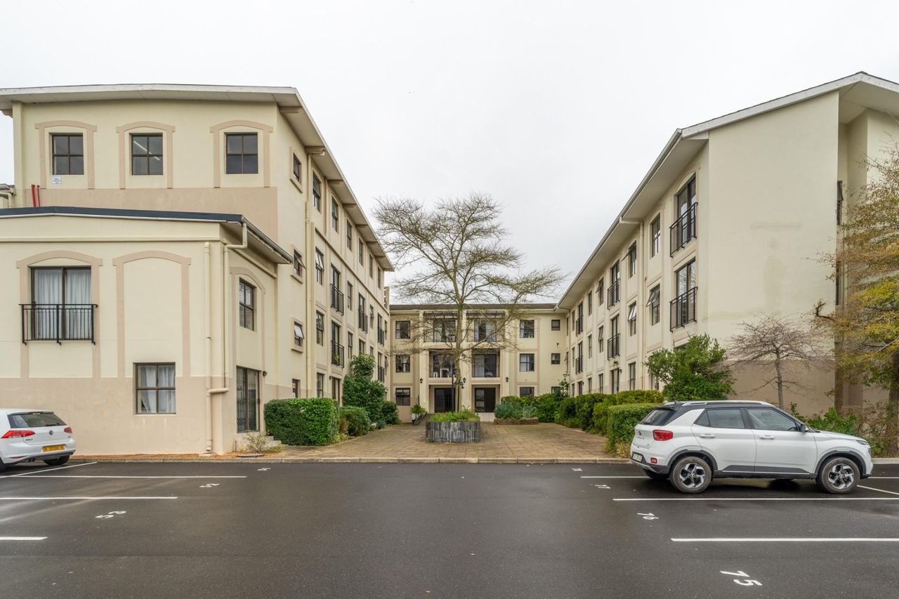 Neat & Spacious 1 Bedroom Apartment For Sale in Rondebosch