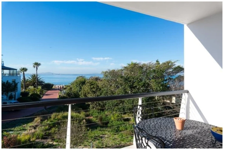 Spacious 3 Bedroom Apartment For Sale in Mouille Point
