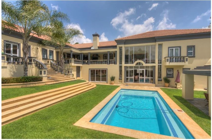 A Large 4 Bedroom Luxurious House For Sale in Bedfordview