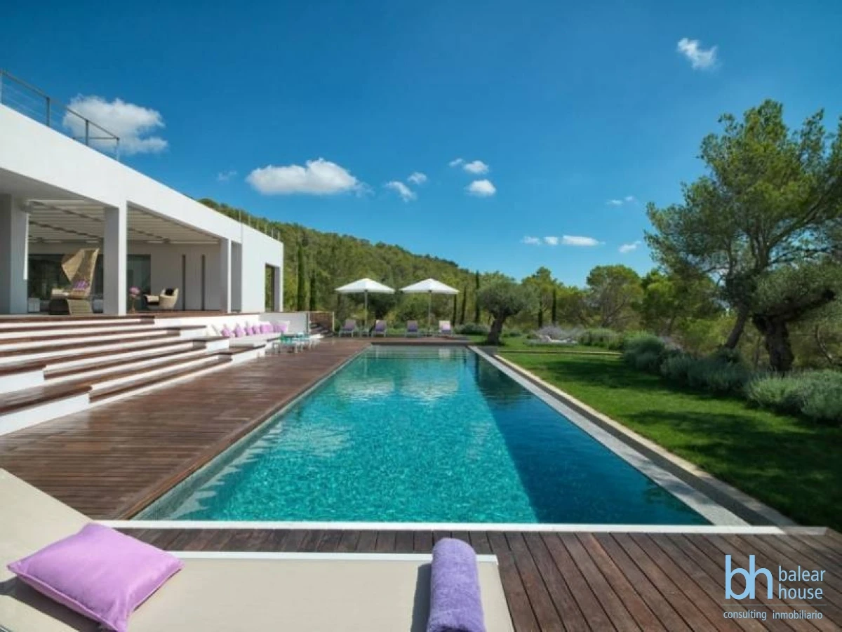 Designer-Villa auf einem Hügel mit atemberaubender Aussicht