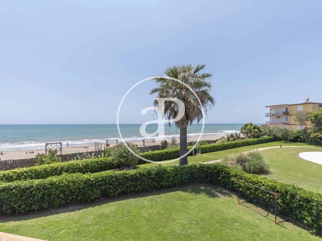 Great corner house, with direct access to the beach of Gava Mar