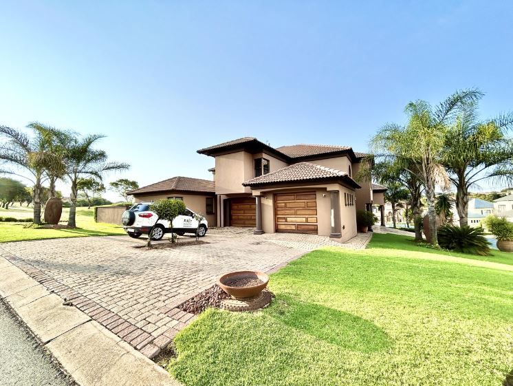 Stunning 5 Bedroom Dream Home Manson For Sale in Blue Valley Golf Estate